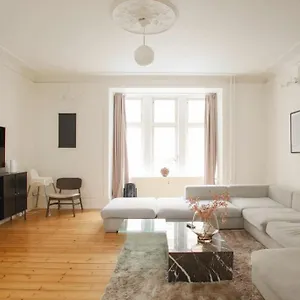 Large & Bright 3br W Whirlpool Near Metro Apartment